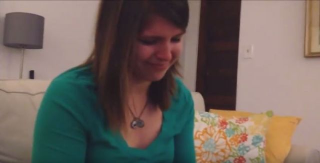 بالفيديو- شاب يطلب يد صديقته للزواج بطريقة مبتكرة