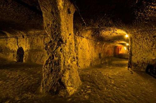 بالصور– شاهدوا المدينة التي وجدها تحت منزله