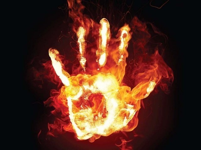 مقيم يحرق زوجته في مناطق حساسة ويقتلها أمام أعين أطفالهما