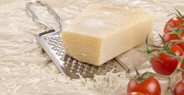 حيلة فعالة للتخلص من بقايا الجبنة على المبشرة