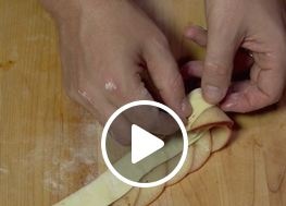 بالفيديو- طريقة طهي وردة التفاح تجذب الملايين... تعلمي تنفيذها بالخطوات