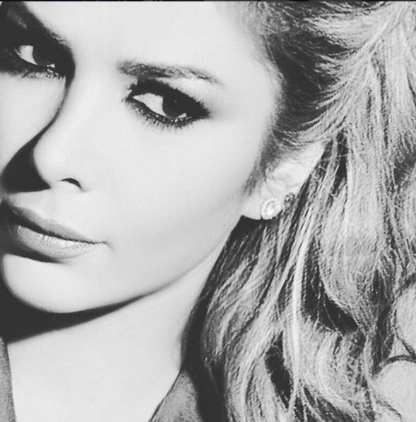 الجمهور يسخر من صورة أصالة بسبب عدم إزالة شعر رجلها!!