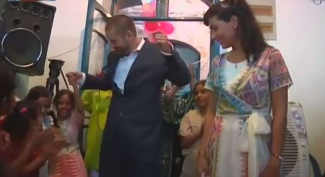 بالفيديو- عروسان يحتفلان بزفافهما وسط اللاجئين