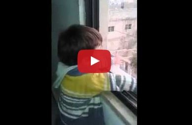 بالفيديو- شاهدوا هذا الطفل الذي يدعو من حرقة قلبه...