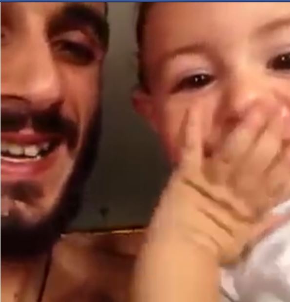 بالفيديو – طفلة تغني لوالدتها تشعل 