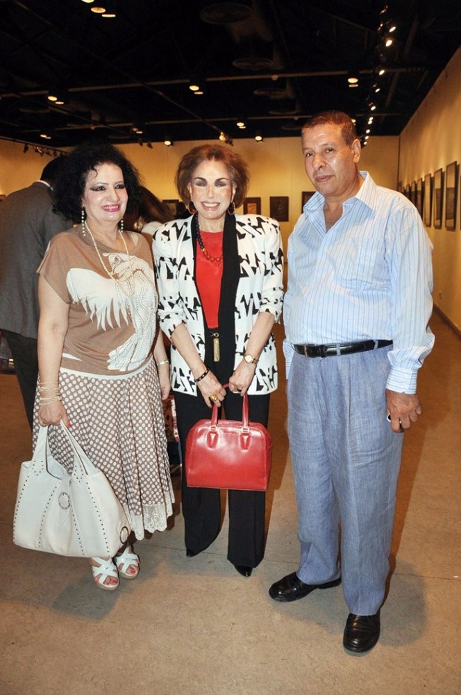 لبنى عبدالعزيز تفتتح معرض «في حب الألوان»