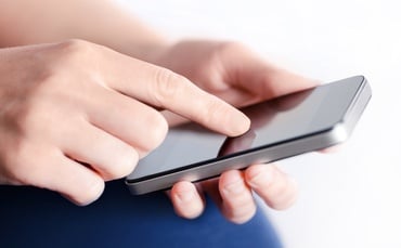 عضو هيئة كبار العلماء عبد الله المنيع: لا بأس للمرأة تفتيش هاتف زوجها!.. إليكم التفاصيل