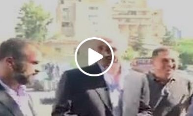 بالفيديو - مراسلة لبنانية تدفع مراسلاً لبنانياً من أجل سكوب!! شاهدوا ماذا فعلت