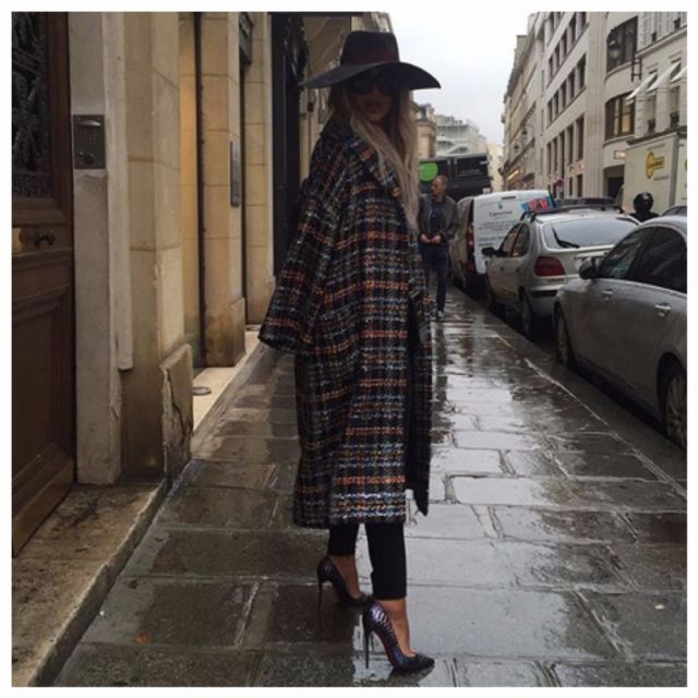 خمّني كم سعر معطف مايا دياب من Chanel؟