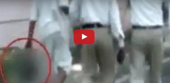 فيديو (+18) - قطع رأس زوجته الخائنة وسار به في الشارع