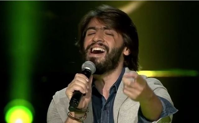 بالفيديو – متسابق يتغزل ويغني لشيرين في 