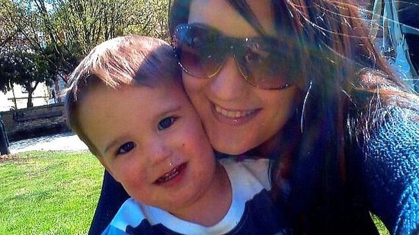 وفاة طفل بسبب انشغال امه بالفايسبوك.. ما كان الحكم عليها؟