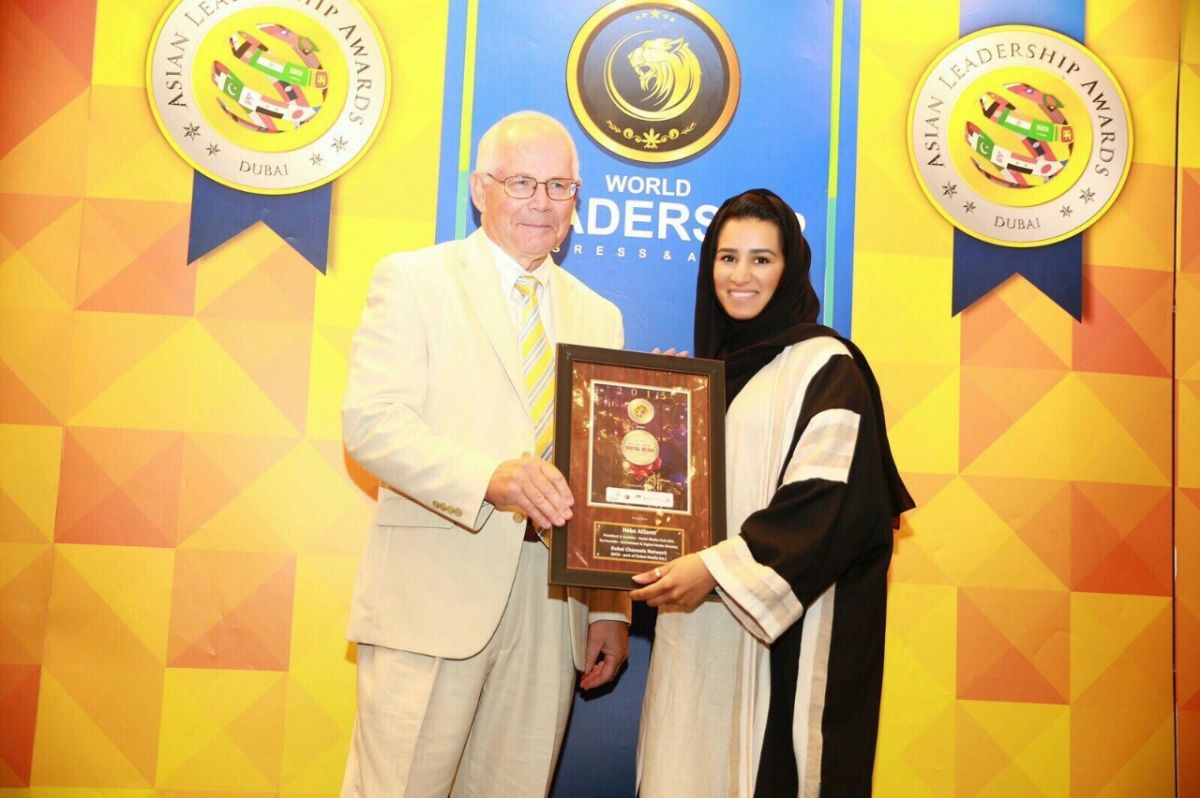 بالصور – تعرفوا على إماراتية تفوز بجائزة أكثر شخصية مؤثرة في الإعلام الرقمي في آسيا