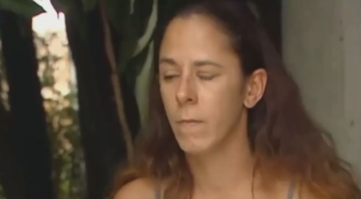 بالفيديو - فتاة تضع الغراء في عين صديقتها، شاهدوا ماذا حصل!؟