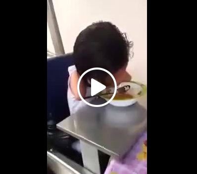 فيديو مؤثر جداً - فتاة تأكل بلا يدين... ما رأيكم؟