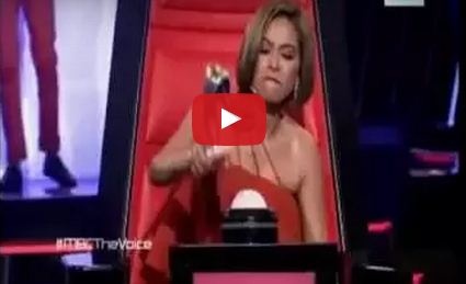 بالفيديو - شيرين تصوّت بحذائها لمشترك جزائري في The Voice