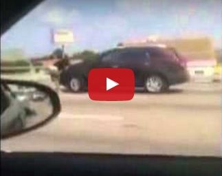 بالفيديو - امراة حامل تتشبث بسيارة زوجها لمنعه من هجرها... وهو يحاول دهسها