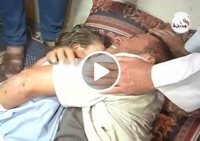 فيديو مؤثر – والد الطفلة رهف التي استشهدت مع أمها الحامل يحاول إيقاظها باكياً