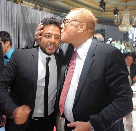 بالصور- لماذا قام محمود عبد العزيز بتقبيل رأس محمد حماقي؟