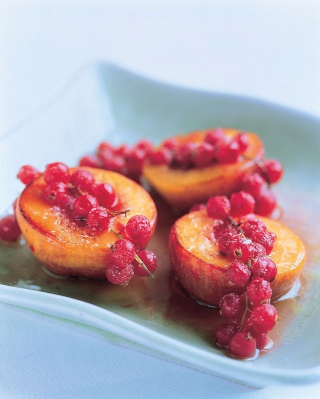 النكتارين المشوي مع الكشمش الأحمر