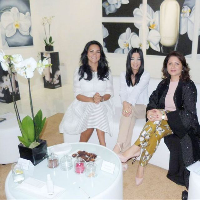 الزميلة مايا بنّوت بين شاري جفاري وخبيرة الألوان فاطمة الشيراوي