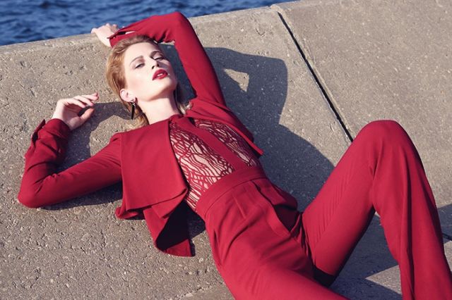 بذلة ذات قطعة واحدة من الكريب والدانتيل من Elie Saab.
