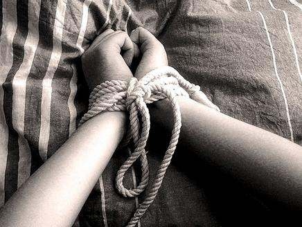 العثور على طالبة سعودية مخدّرة ومكبّلة في دورة مياه