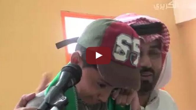 بالفيديو- طفل سعودي تغلبه دموعه وهو يرثي والده الشهيد