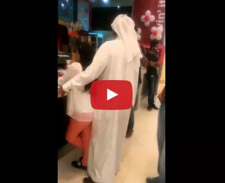 فيديو خمسيني يتحرش بطفلة في مطعم ماكدونالدز .. والمغردون يطالبون بمعاقبتة