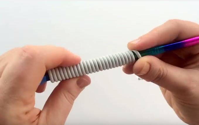 بالفيديو– اكتشفوا ماذا يحصل حين نلف شاحن الهاتف حول قلم!