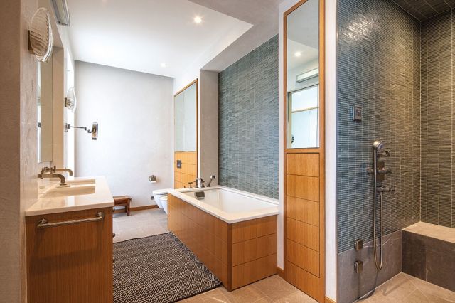 منظر من حمّام الغرفة الرئيسية تزيّنه صياغات من الخشب «الموزاييك» وبلاط من الرخام الفاخر