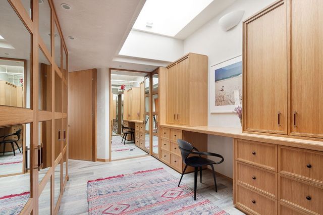 غرفة الملابس بخزائن مصنوعة من خشب السنديان