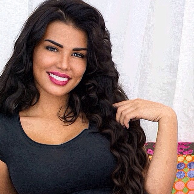 بالصور- شاهدوا والدة فيّ حديدي أجمل امرأة كويتية... ما قصة عمليات التجميل؟