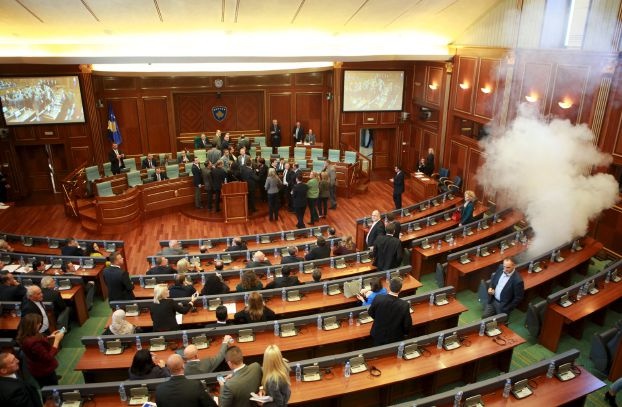 بالصور- نائب تطلق عبوة غاز مسيل للدموع داخل البرلمان
