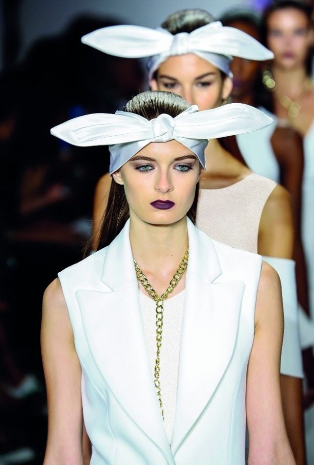 لقطة على منصة Cushnie and Ochs في نيويورك، تفاصيل أنثوية بابتكار مبالغ. لقطة على منصة Cushnie and Ochs في نيويورك، تفاصيل أنثوية بابتكار مبالغ.