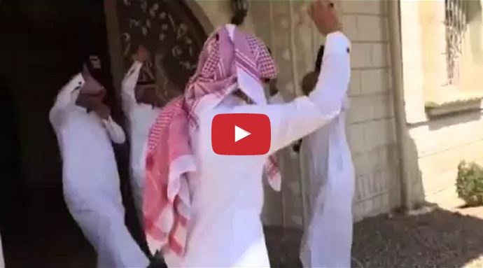 بالفيديو- شاهدوا كيف احتفل هذا الرجل بإنجاب طفل بعد 20 عاما من الزواج!