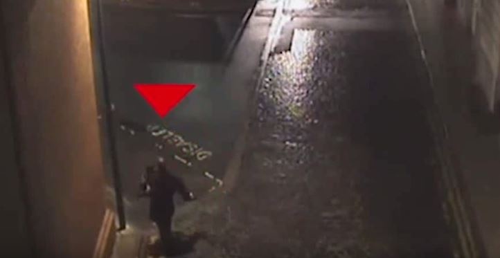 بالفيديو- لقطات مروعة لرجل يحمل ضحيته قبل اغتصابها!