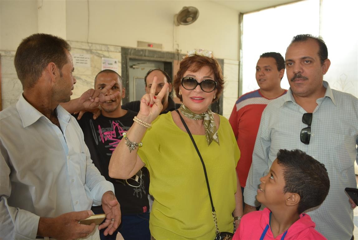 بالصور – فنانو مصر يدلون بأصواتهم في الانتخابات البرلمانية