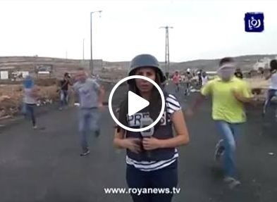 بالفيديو- إصابة صحفية فلسطينية مباشرة على الهواء برصاص الاحتلال... شاهدوا ردة فعلها