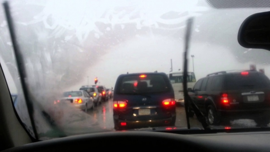 كيف تمنع تكوّن الضباب على زجاج السيارة في 3 خطوات سهلة؟