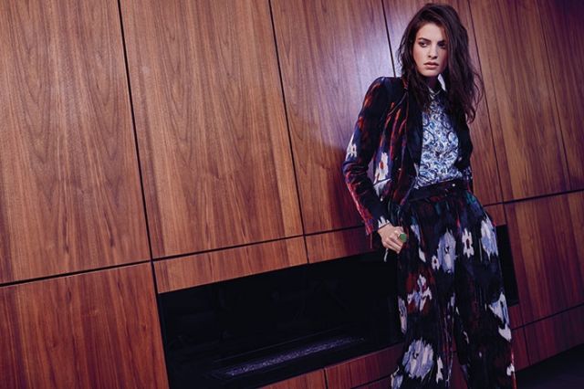 قميص من D&G. بذلة مخملية من Armani. خاتم من Pebble London.
