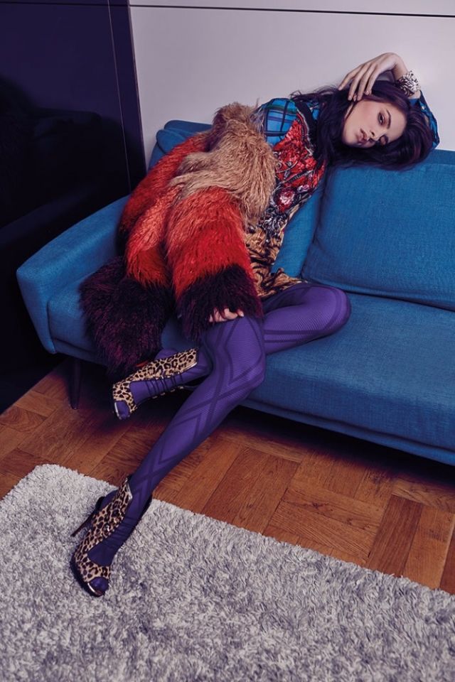بلوزة من الشيفون من Preen لدى Net-a-Porter. فستان من Roberto Cavalli لدى Selfridges. معطف من الفرو الزائف من Grace and Oliver. جوارب من mytights.com. حذاء من Christian Louboutin. سوار عريض من Pebble London.

