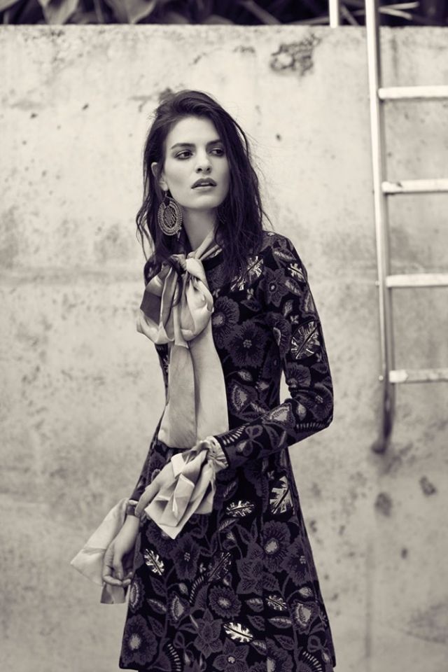 فستان أزرق مطبع من Kenzo. بلوزة وردية مطبعة من Alexander McQueen لدى Harvey Nichols. أقراط للأذنين من Pebble London.
