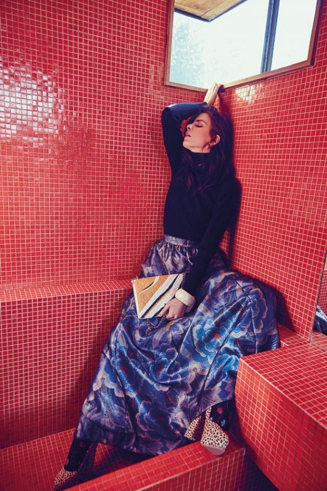 توب أسود من Erdem لدى Harvey Nichols. تنورة طويلة مطبعة من Temperley London لدى Selfridges. حقيبة يد مطبعة من Dior. حذاء من Christian Louboutin. سوار من Pebble London.
