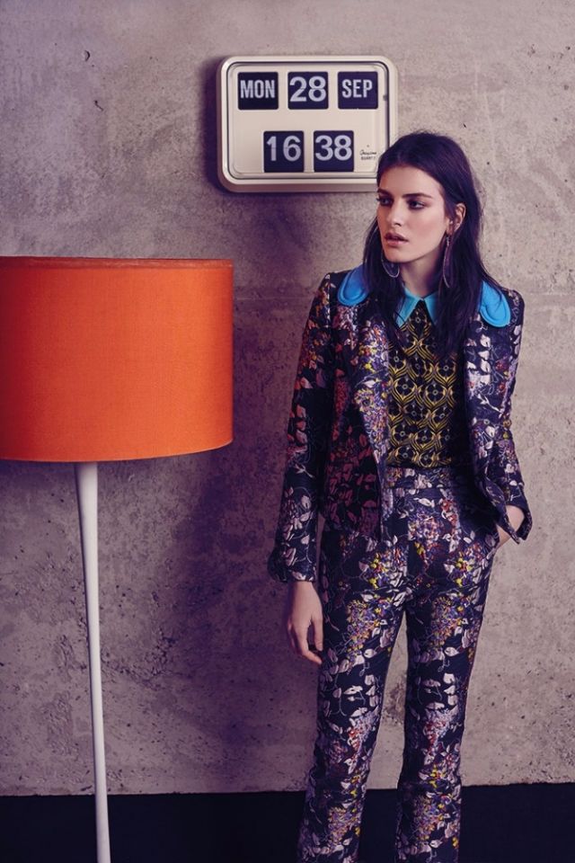 بذلة من الساتين المطبع من Carven. قميص بياقة مطبعة من  miu miu  لدى Net-a-Porter. أقراط للأذنين من Pebble London.
