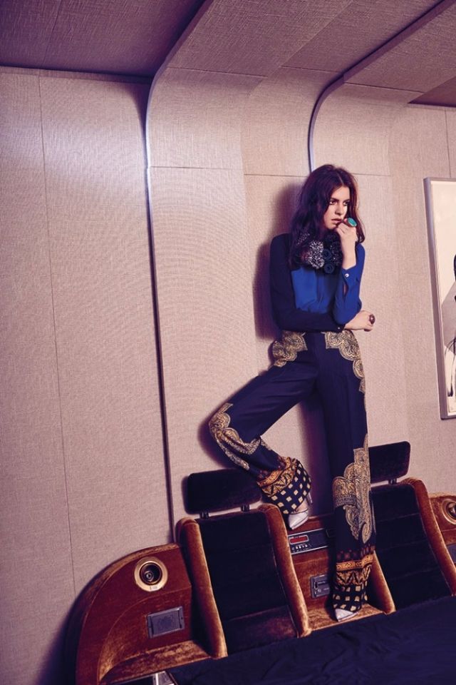 بلوزة زرقاء من Versace مع سروال من Etro لدى Net-a-Porter. حذاء من Charlotte Olympia وعقد من Pebble London.
