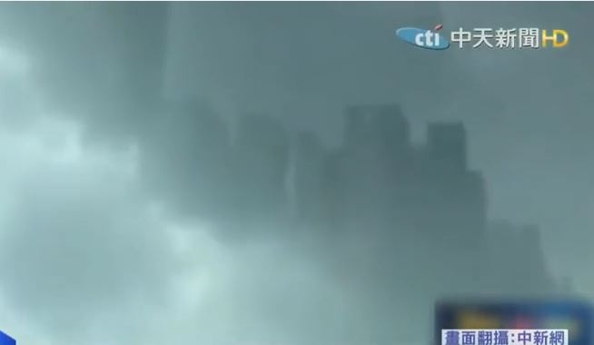 بالفيديو - ظهور مدينة مخيفة فوق الغيوم تثير الرعب