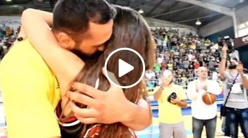 بالفيديو- لاعب كرة سلة لبناني يفاجئ حبيبته بطلب زواج أمام ألاف الجماهير!! شاهدوا ماذا حصل