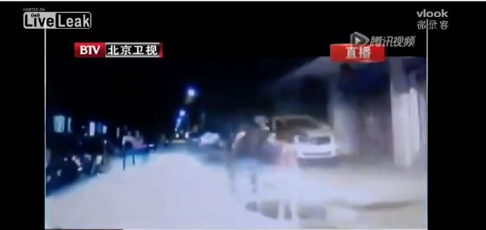 بالفيديو – زوجة تنتقم من عشيقة زوجها باحراقها!