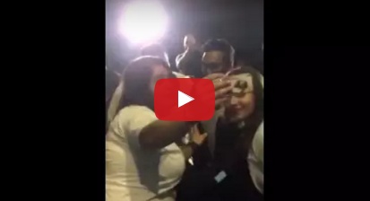 بالفيديو - ماذا فعل تامر حسني عندما قبلت فتاة لبنانية يده؟